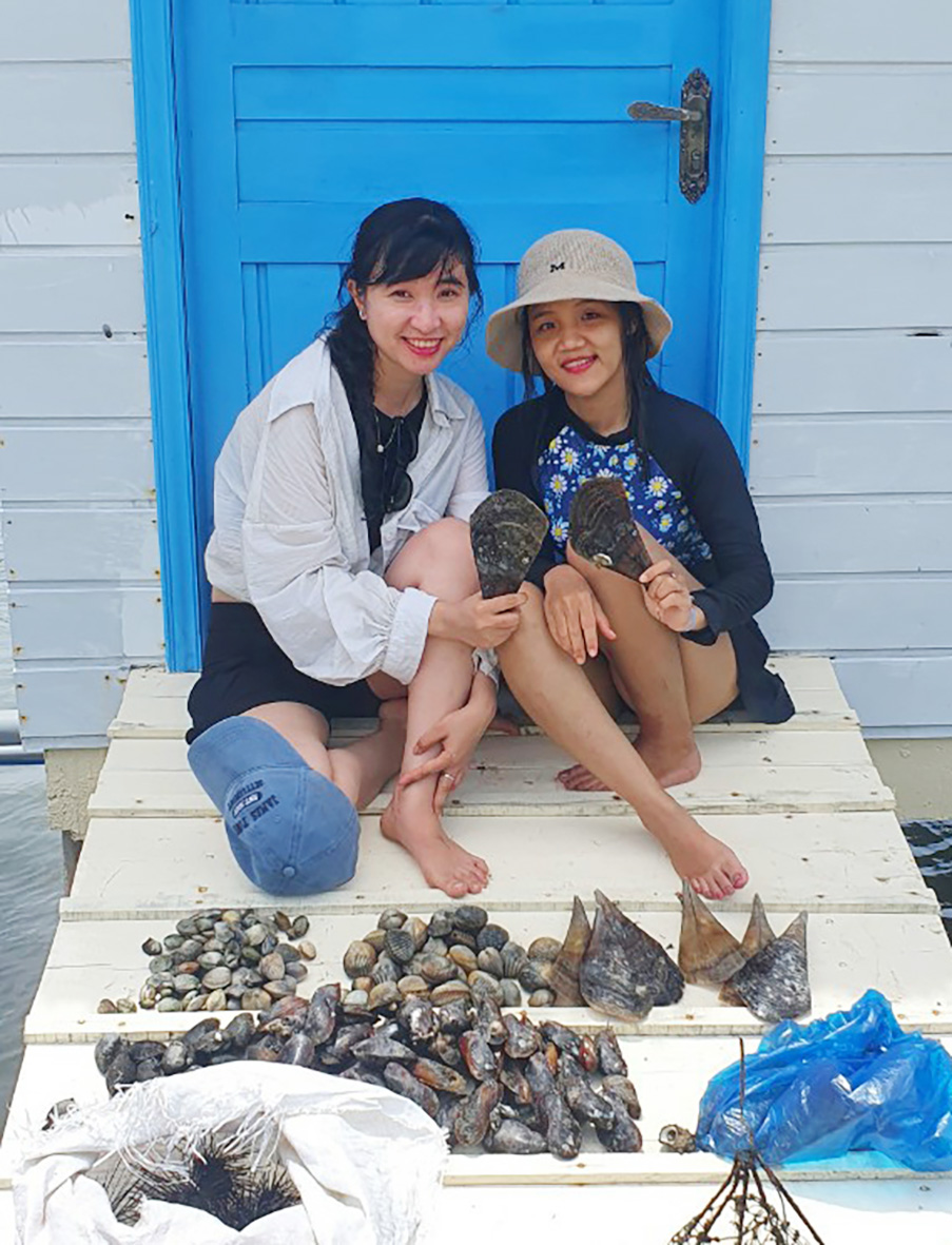 Du khách khoe hải sản vừa bắt được ở khu vực biển Ba Hòn Đầm (Kiên Lương).
